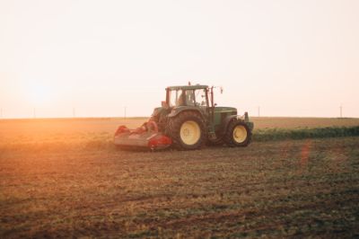 agricoltura con trattore